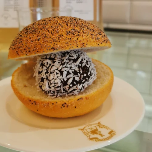 Bulle med bulle. En chokladboll i en fralla på en vit assiett.