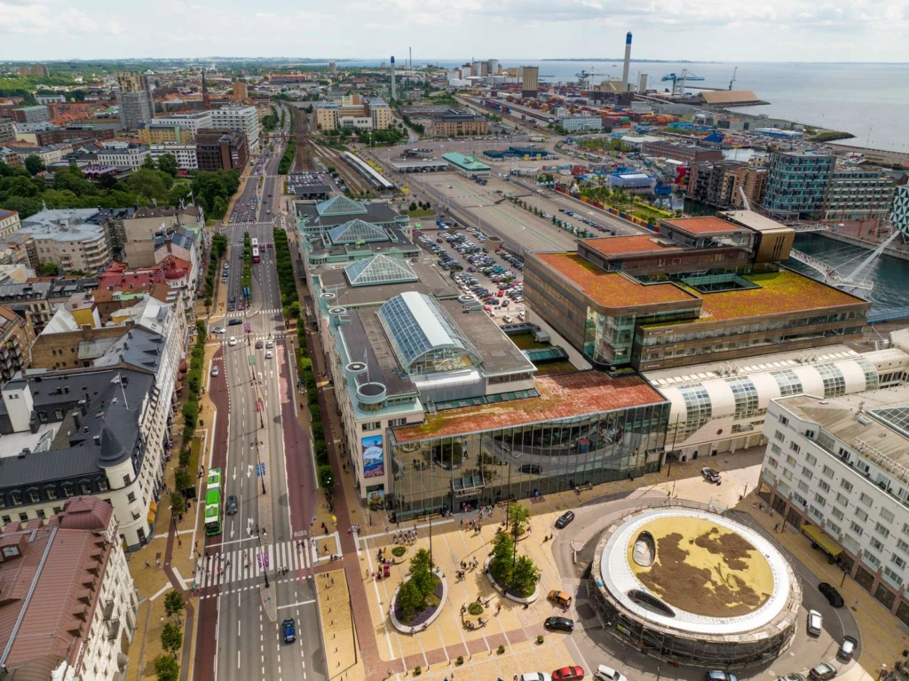 Drönarbild över Helsingborg Centralstation med järnvägsgatan utanför.