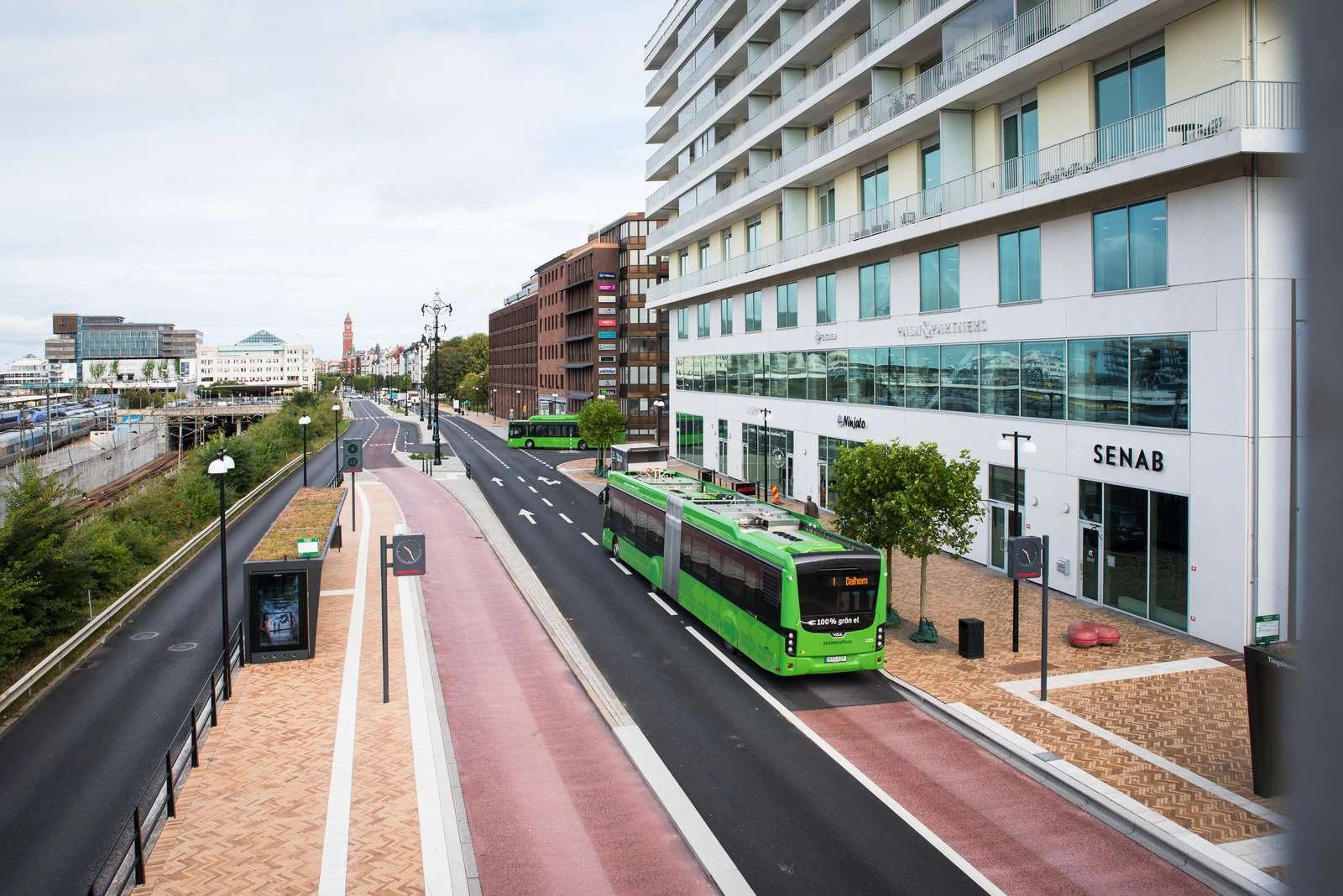 Järnvägsgatan i Helsingborg och dess bussfil med en grön stadsbuss.