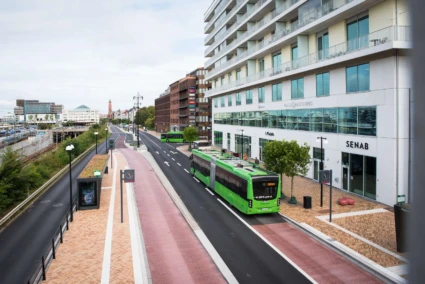 Järnvägsgatan i Helsingborg och dess bussfil med en grön stadsbuss.