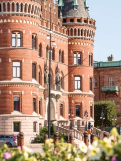 Helsingborgs Rådhus. En klassisk neoklassisk byggnad i rött tegel.