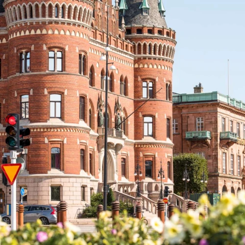 Helsingborgs Rådhus. En klassisk neoklassisk byggnad i rött tegel.