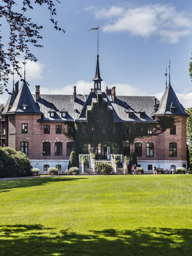 Sofiero slott i sommarskrud utanför Helsingborg