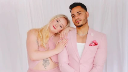 en man och en kvinna klädda i rosa toner mot en ljus bakgrund