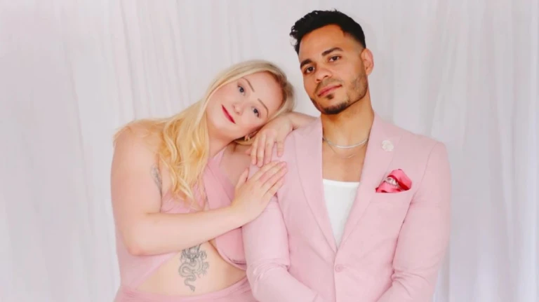 en man och en kvinna klädda i rosa toner mot en ljus bakgrund