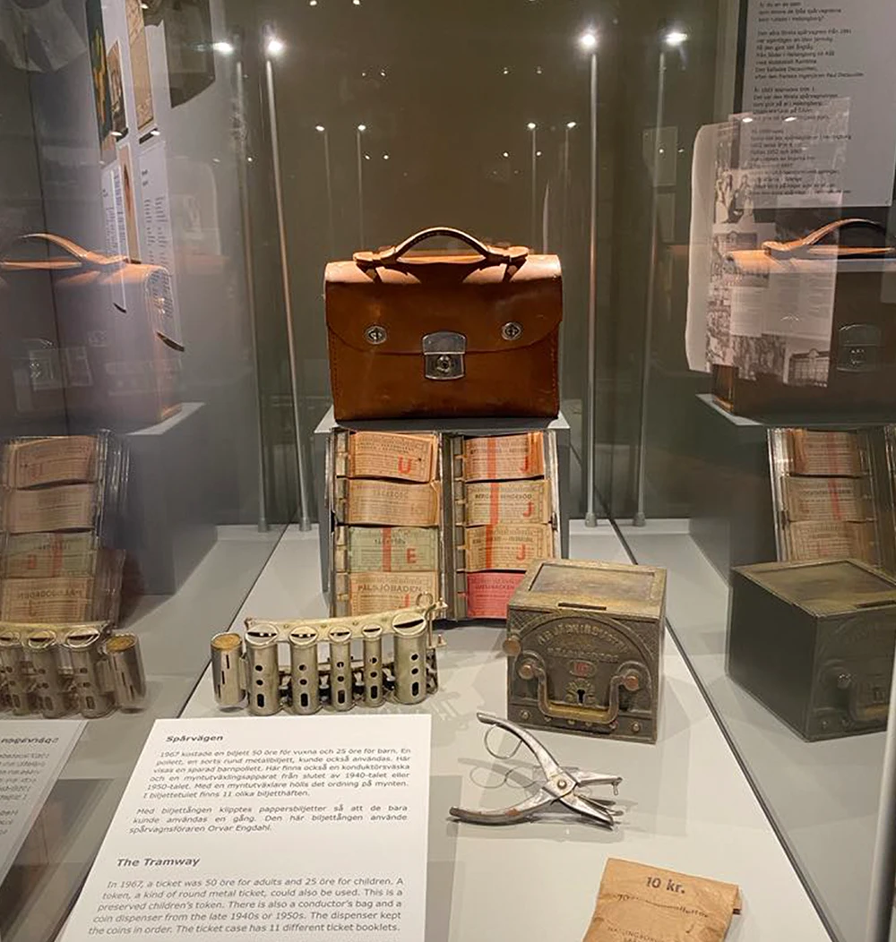 Äldre föremål i en utställningsmonter