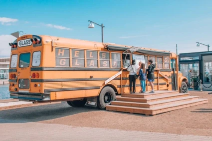 Gul buss omgjord till glasskiosk
