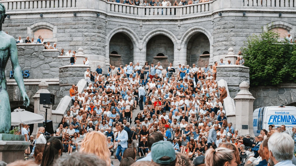 Publik på terrasstrapporna.