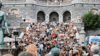 Publik på terrasstrapporna.