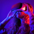En person står med VR glasögon.