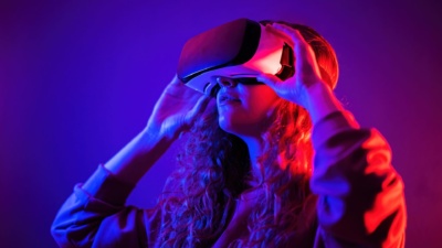 En person står med VR glasögon.