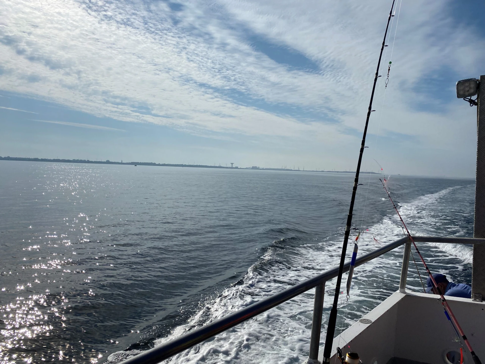 fiskebåt ute på Öresund med fiskespön.