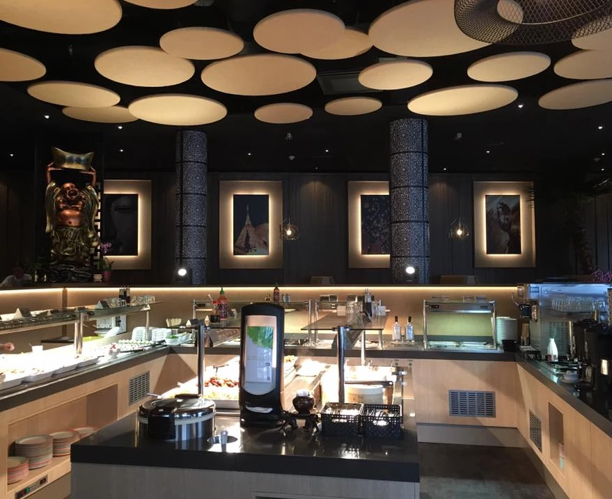 interiörbild av restaurangen Big Buddha, mörk inredning med belysning, bufférestaurang