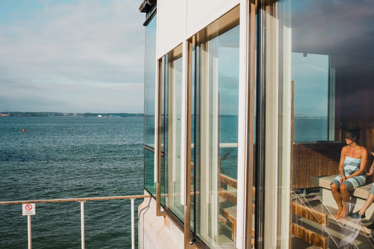 Kallbadhus med glasfönster med utsikt över Öresund