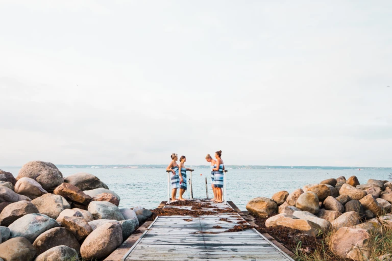 en grupp kvinnor står på en brygga vid Öresund
