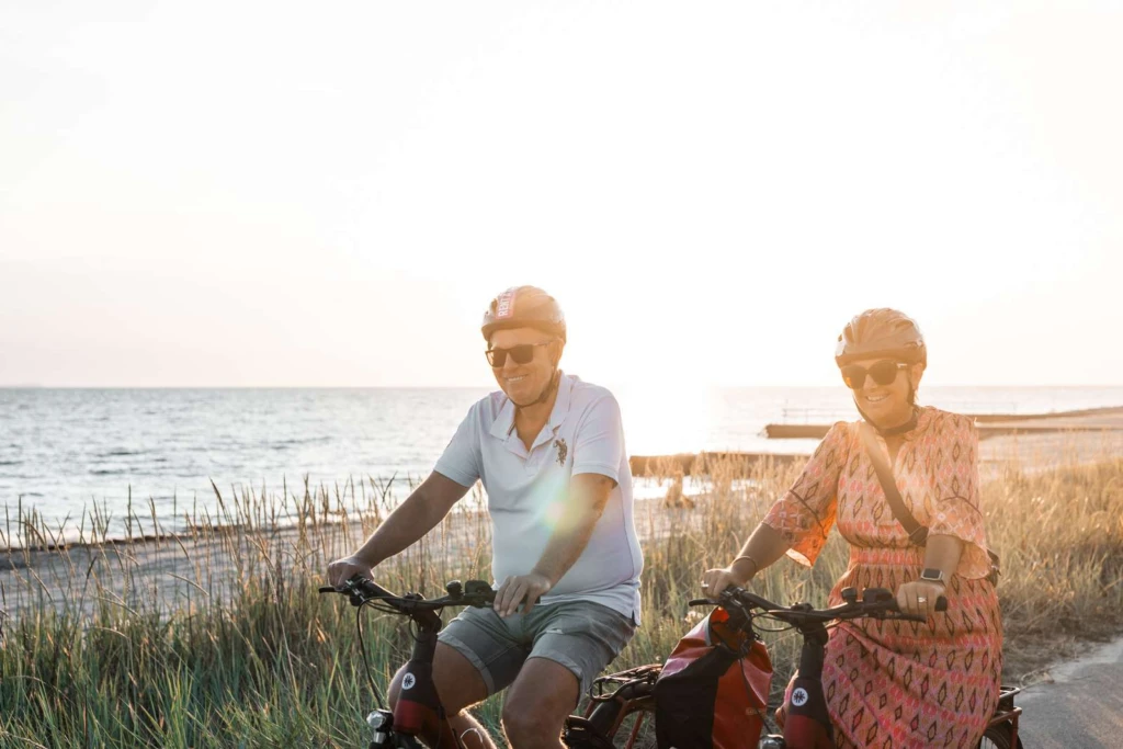 Ett par cyklar i solnedgången längs havet