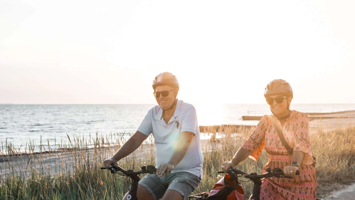 Ett par cyklar i solnedgången längs havet