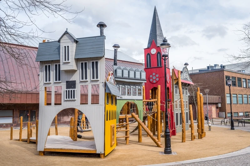 lekplats för barn i söder med byggnader i olika färger