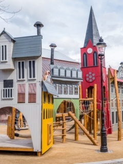 lekplats för barn i söder med byggnader i olika färger