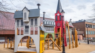 lekplats för barn i söder med byggnader i olika färger