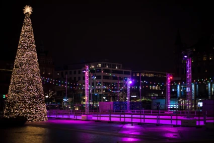 isbanan på Sundstorget, isen under vinterljusen