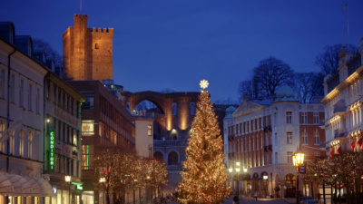 Julgran på Stortorget. Kärnan belyst i bakgrunden.
