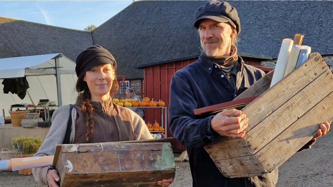 Två personer som jobbar med byggnadsvård på Fredriksdal