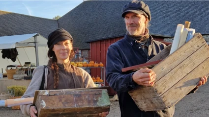 Två personer som jobbar med byggnadsvård på Fredriksdal