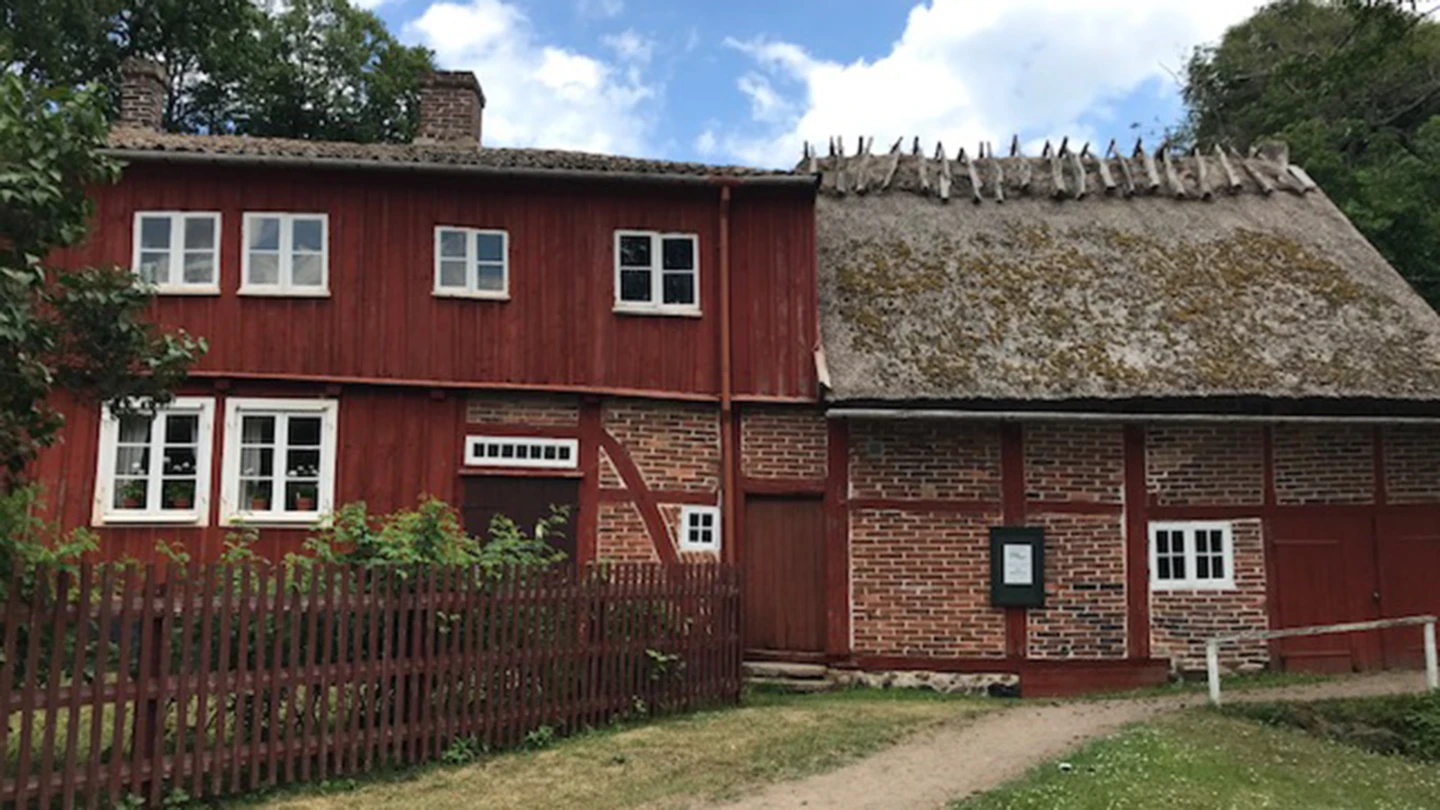 Pålsjö mölla, röd korsvirkesbyggnad med halmtak