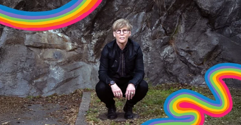 Maria Larsson med pridefärger