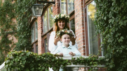 mamma med dotter i midsommarkrans på Sofieros slottstrappa