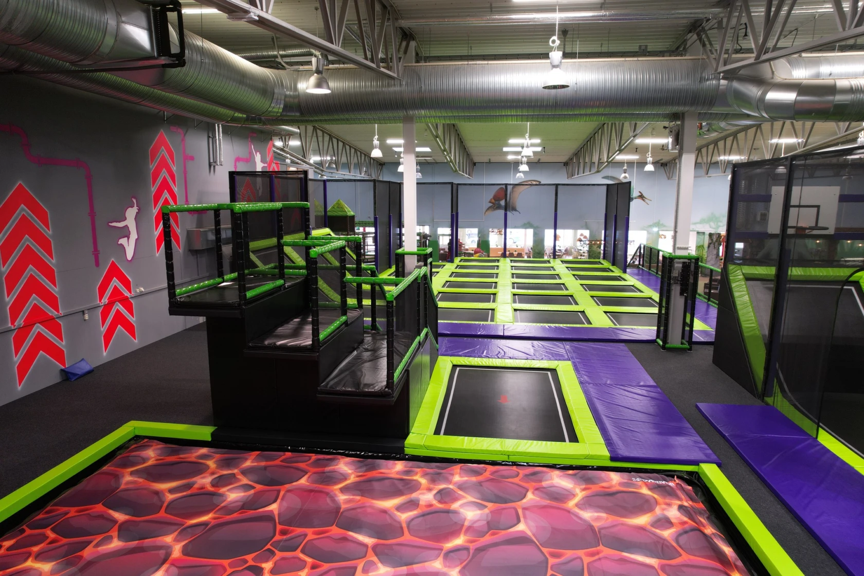 En stor inomhuslekplats med en trampolinpark.