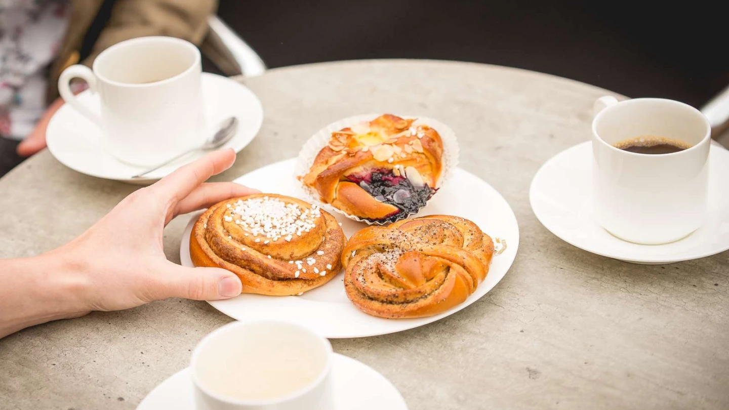 Närbild på en assiett med kanelbullar