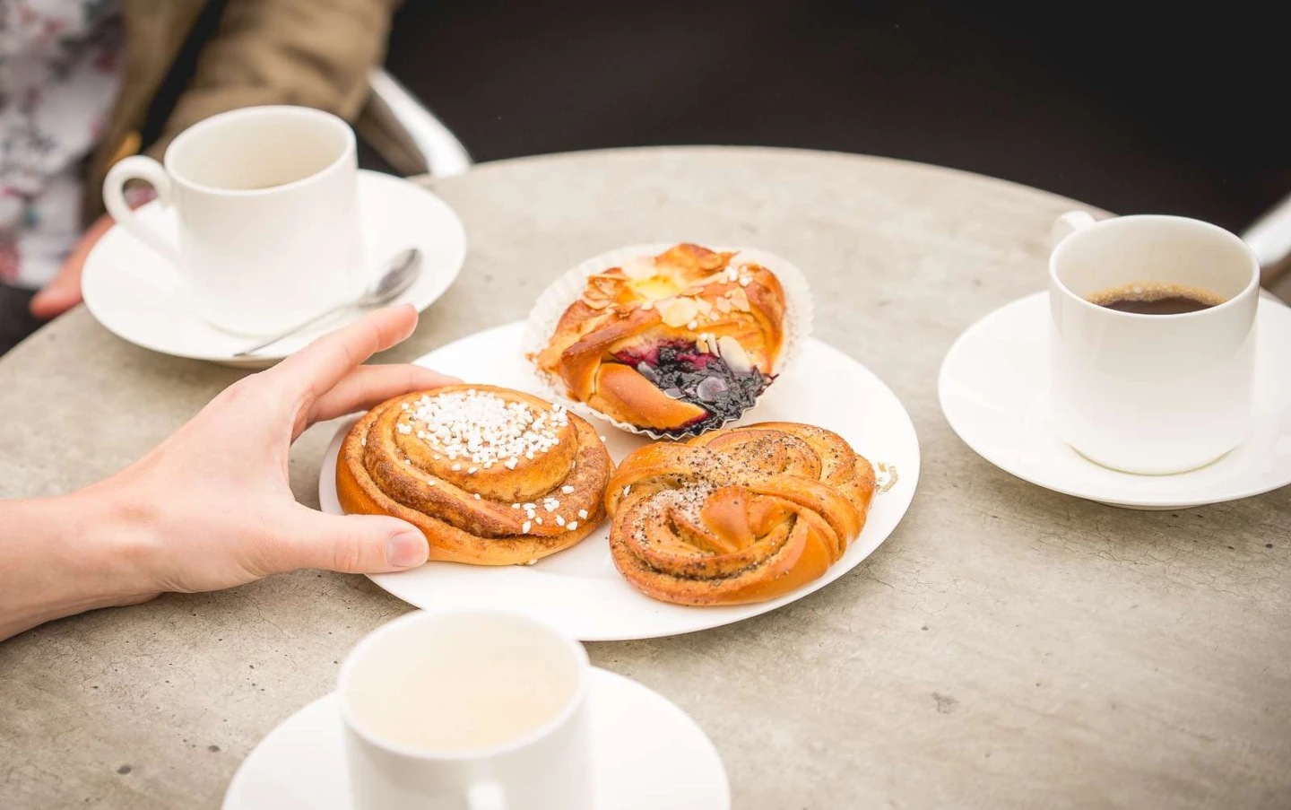 Närbild på en assiett med kanelbullar