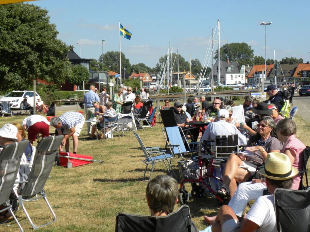 uppdukat med picknickbord sillabord sillafest råå hamn Helsingborg