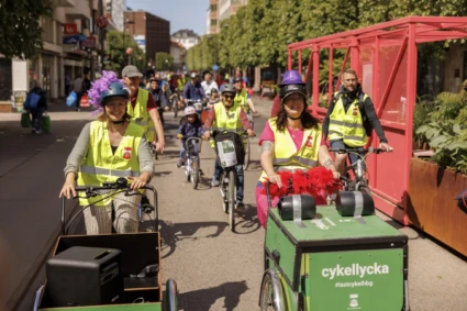 glada cyklister som cyklar i en parad genom Helsingborg