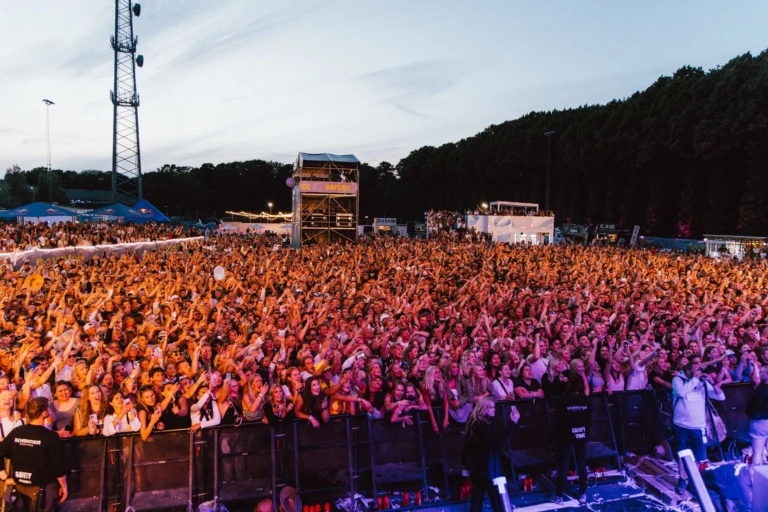 en bild tagen på ett publikhav under Bayside
