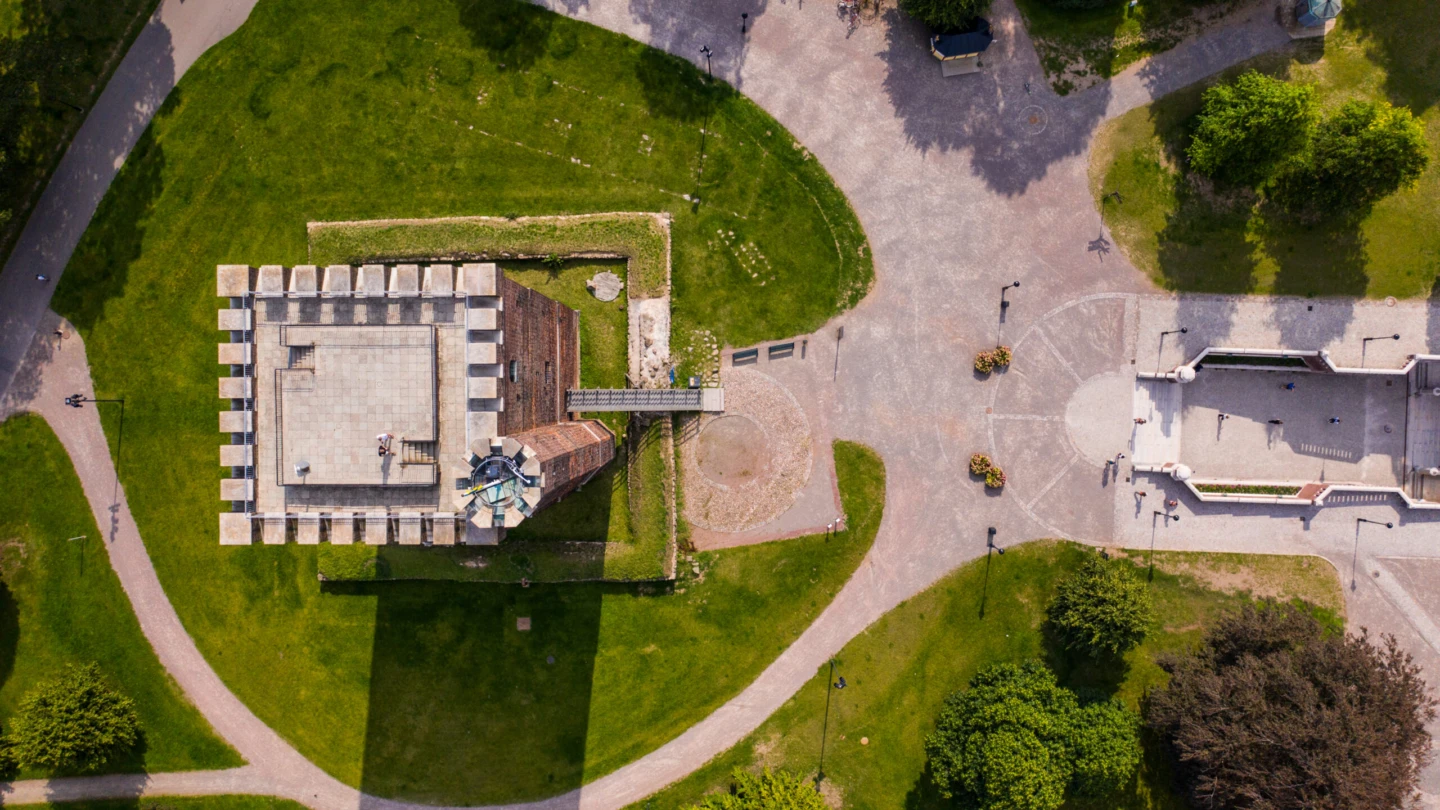 Drönarbild rakt ovanför Kärnan och parken runt omkring.