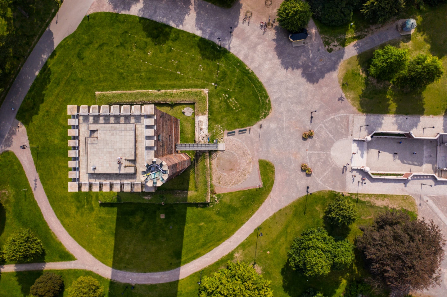 Drönarbild rakt ovanför Kärnan och parken runt omkring.