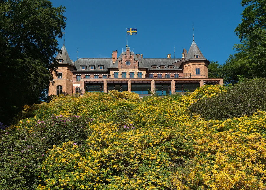 vy över Sofiero slott från ravinen med rhododendron