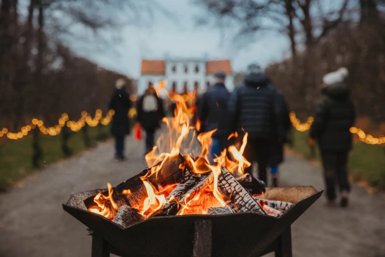 eldfat på ett juligt Fredriksdal.