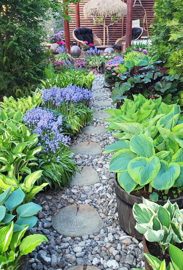 en blommande trädgård.