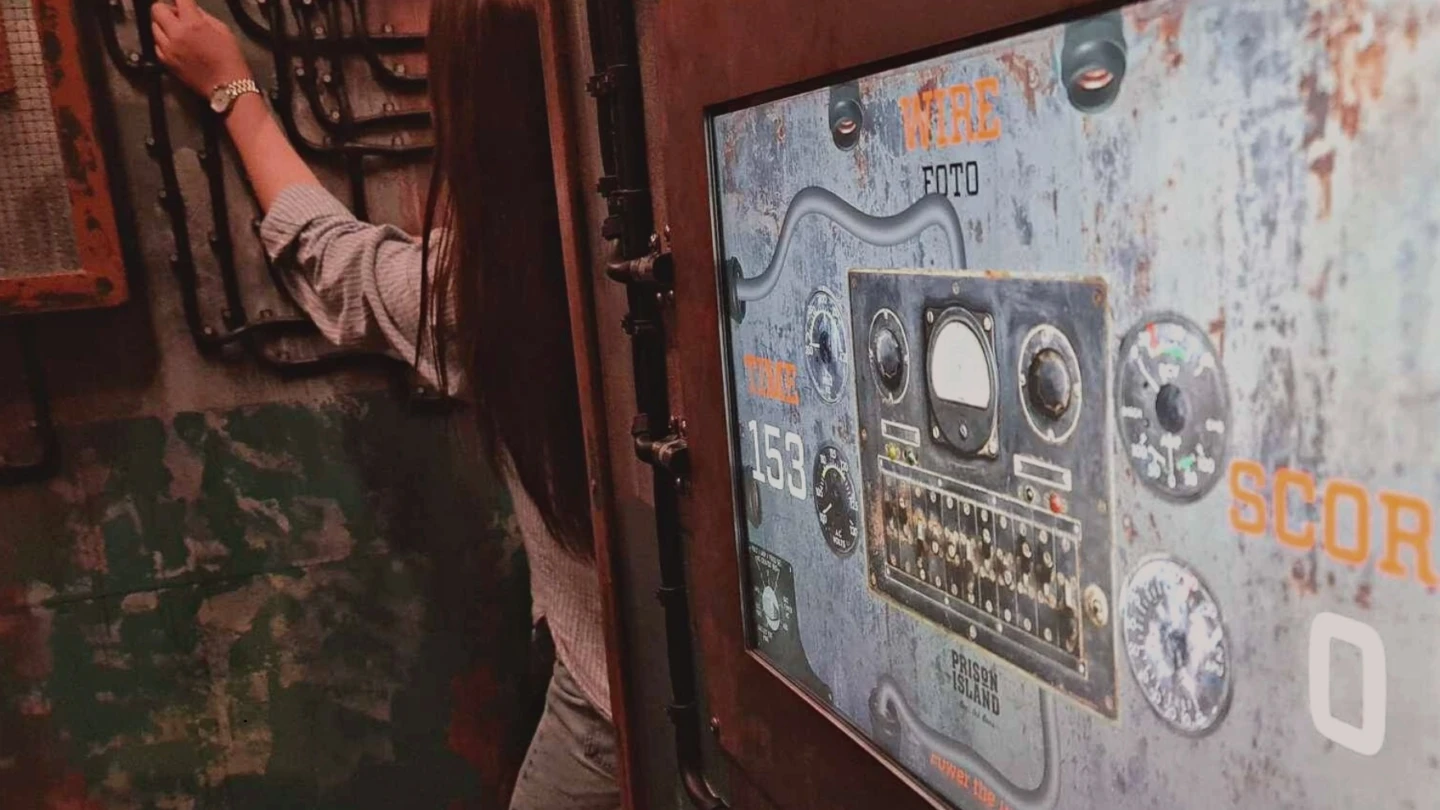 från ett rum inne på Prison Island