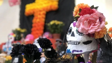 dia de los muertos detaljer med blommor och ett döskalle