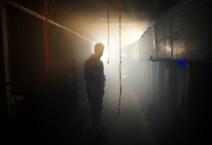 en person i en mörk läskig tunnel