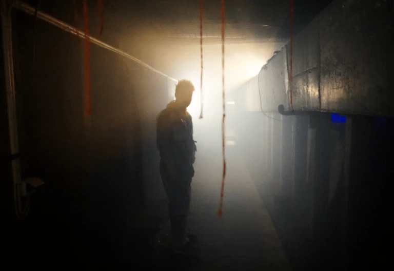 en person i en mörk läskig tunnel