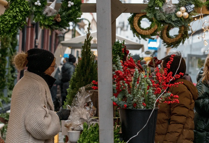 Närbild på ett julstånd på en marknad.