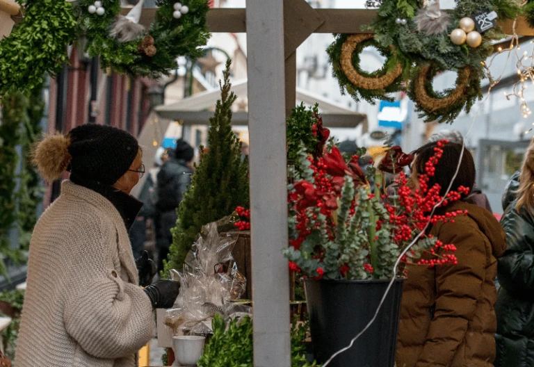 Närbild på ett julstånd på en marknad.