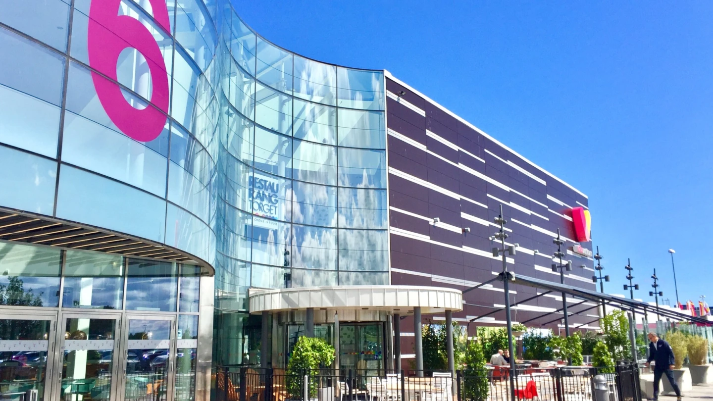 fasadbild på Välas ingång nummer 6 med stora glaspartier