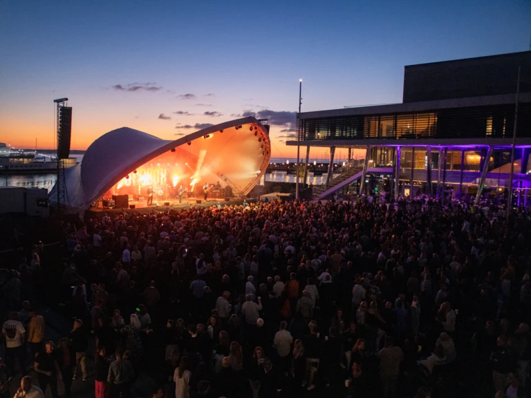 Konsert på en upplyst scen vid kajen i Helsingborg